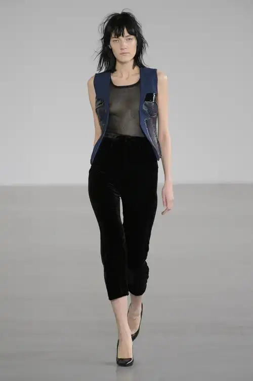 关于法国全透明时装秀的信息