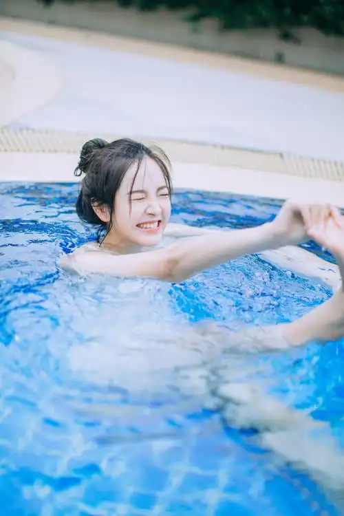 泳装性感美女夏日湿身诱惑写真图片