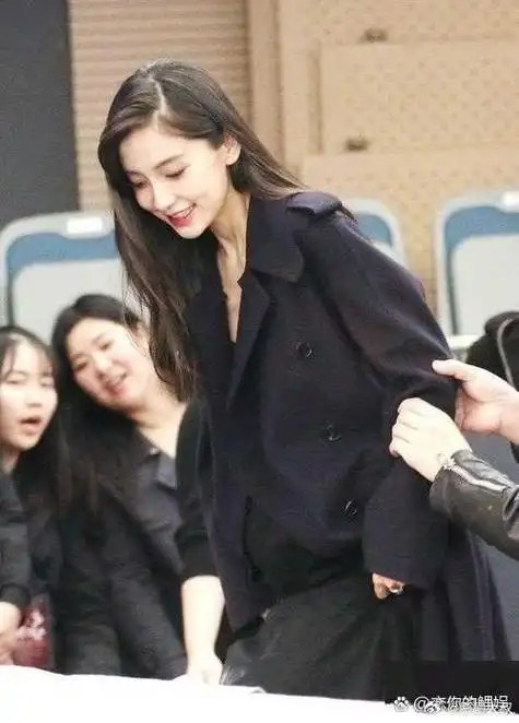 杨颖怀孕时好漂亮啊,脸上时刻散发着母性的温柔!