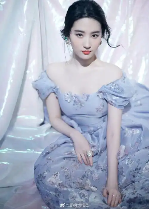 2019微博之夜红毯刘亦菲雾霾蓝公主裙唯美梦幻