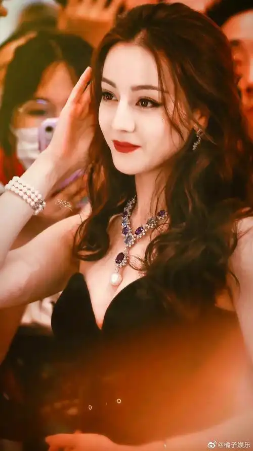 迪丽热巴白色开衩裙造型