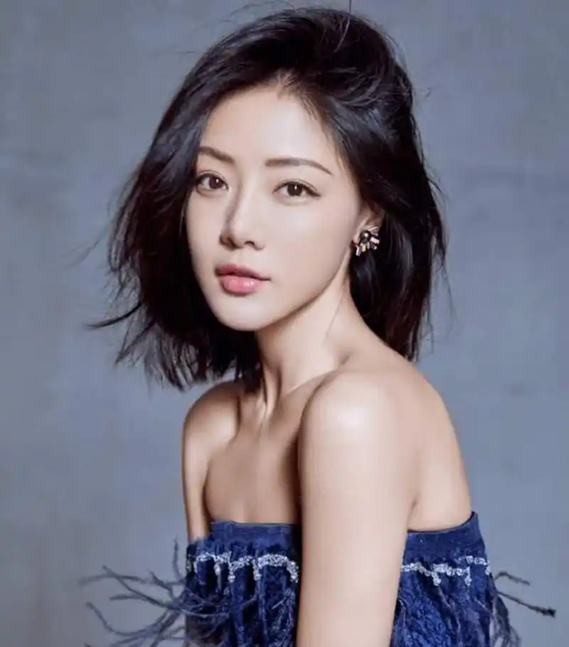 今天要给大家介绍的是一位40岁的女演员,邓家佳.