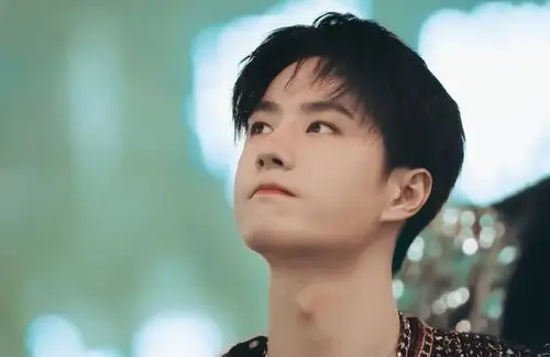 乐华演唱会被绿海包围摩托姐姐应援封神王一博笑有深意