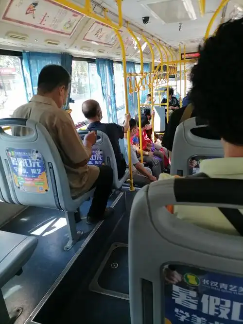 公交车里的人都自觉的戴着口罩,渭南人的防疫意识真好!