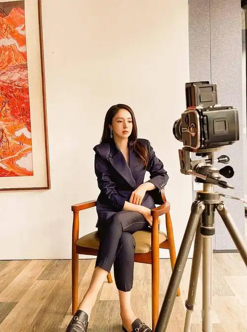 董璇着深色西装长发柔逸温婉知性暖色渲染明媚美貌萦绕温柔气息