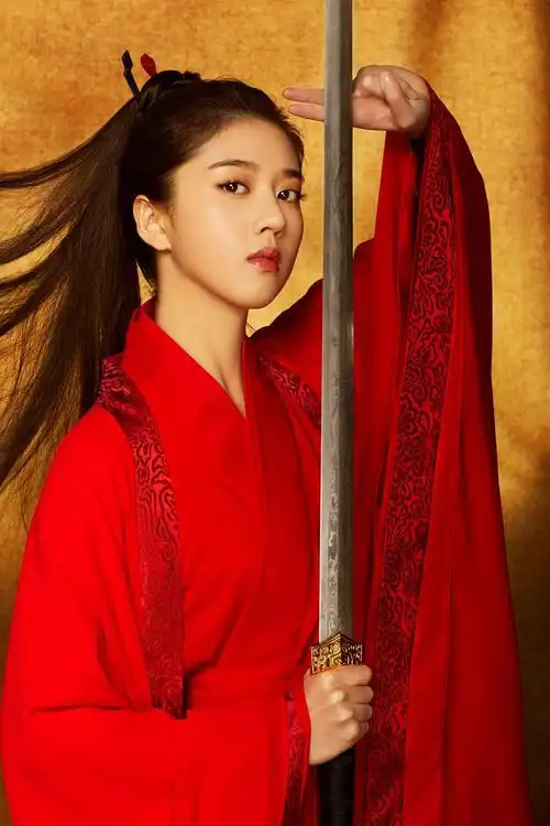 李凯馨古装写真 一袭红衣又美又飒