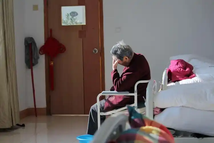 养老院里的老人养老问题孤独