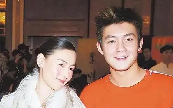 张柏芝竟然还掏出手机跟对方拍了合照,好像完全忘了要考虑家里老公的