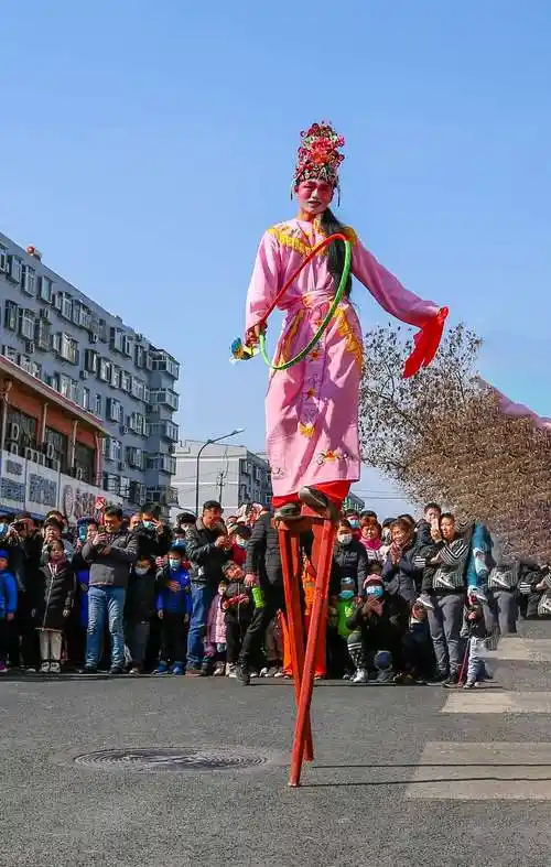 春节习俗踩高跷