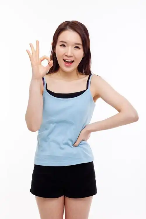 好手势的可爱女人,好的手势,在白色背景上孤立的可爱女人.