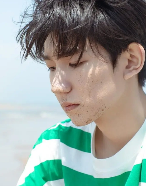 王源新歌封面"满脸痘痘"?关掉10级特效的一刻,这误会实在太大了