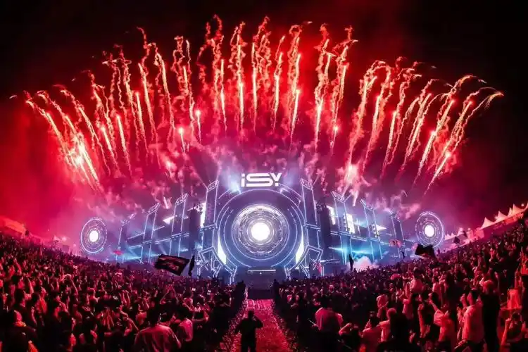 超燃音乐节活动策划浓浓的机械感和金属感,是触及灵魂的视听盛宴