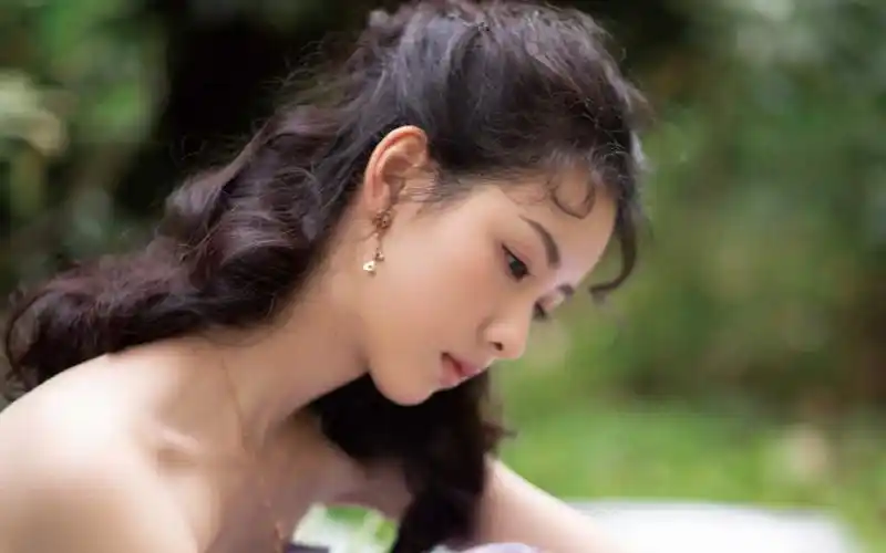 陈都灵紫色长裙唯美写真桌面壁纸