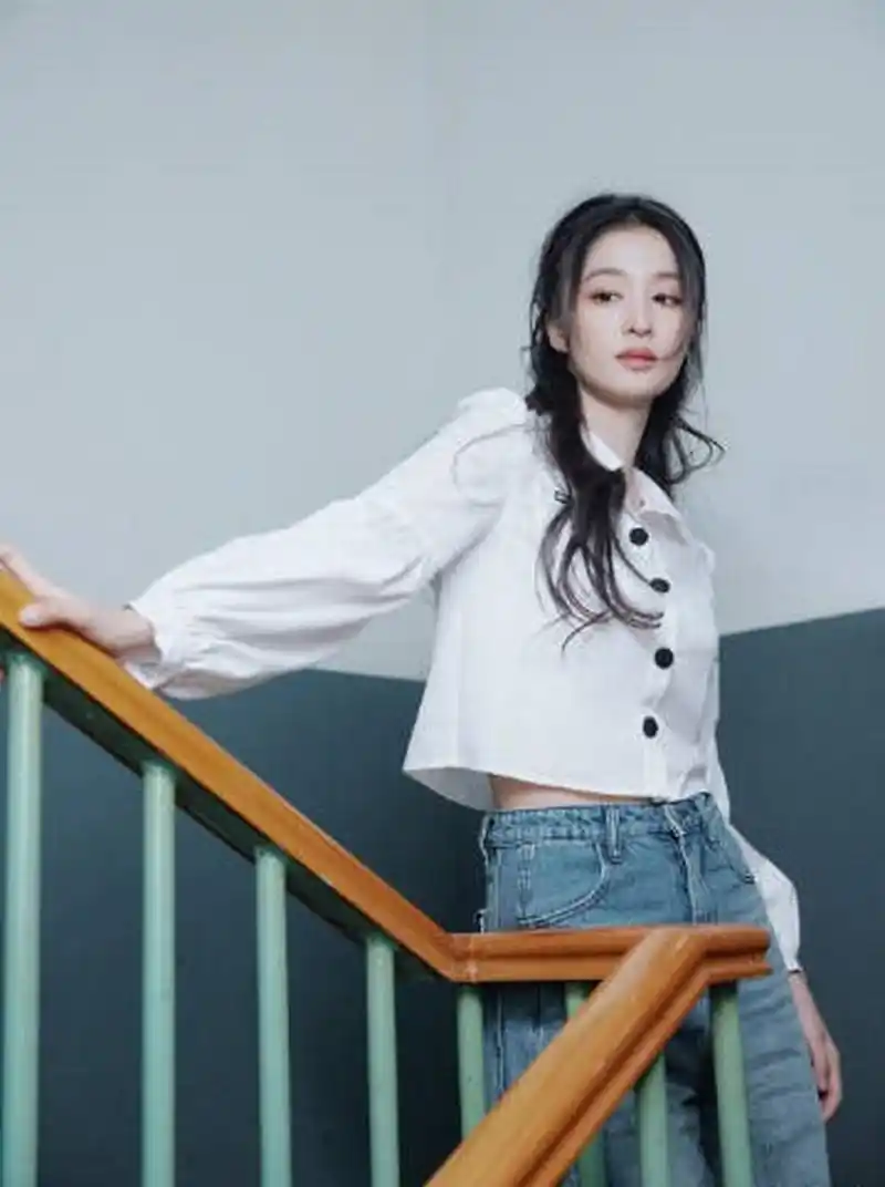 星闻#  王楚然白衣牛仔裤穿搭. 漂亮之余尽显自信.