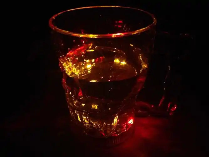 水感应骷髅杯 倒水就亮 闪光酒杯 led发光杯 酒吧ktv夜店用品批发