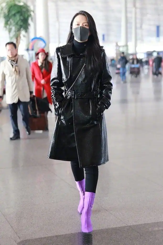 谭维维怎么想的?黑色皮衣配紫色靴子,网友:还敢再奇葩点么?
