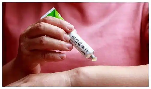 但给身体带来的副作用很小,正因如此,家家户户才常备红霉素软膏