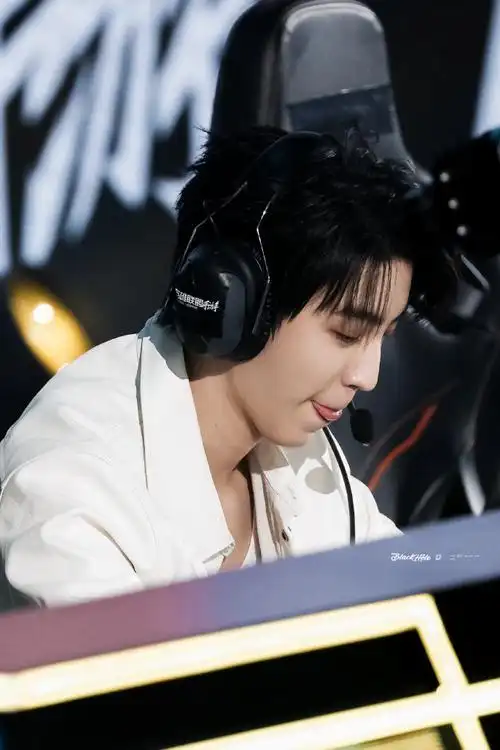 有谁能拒绝打电竞的王俊凯呢##王俊凯成都人气