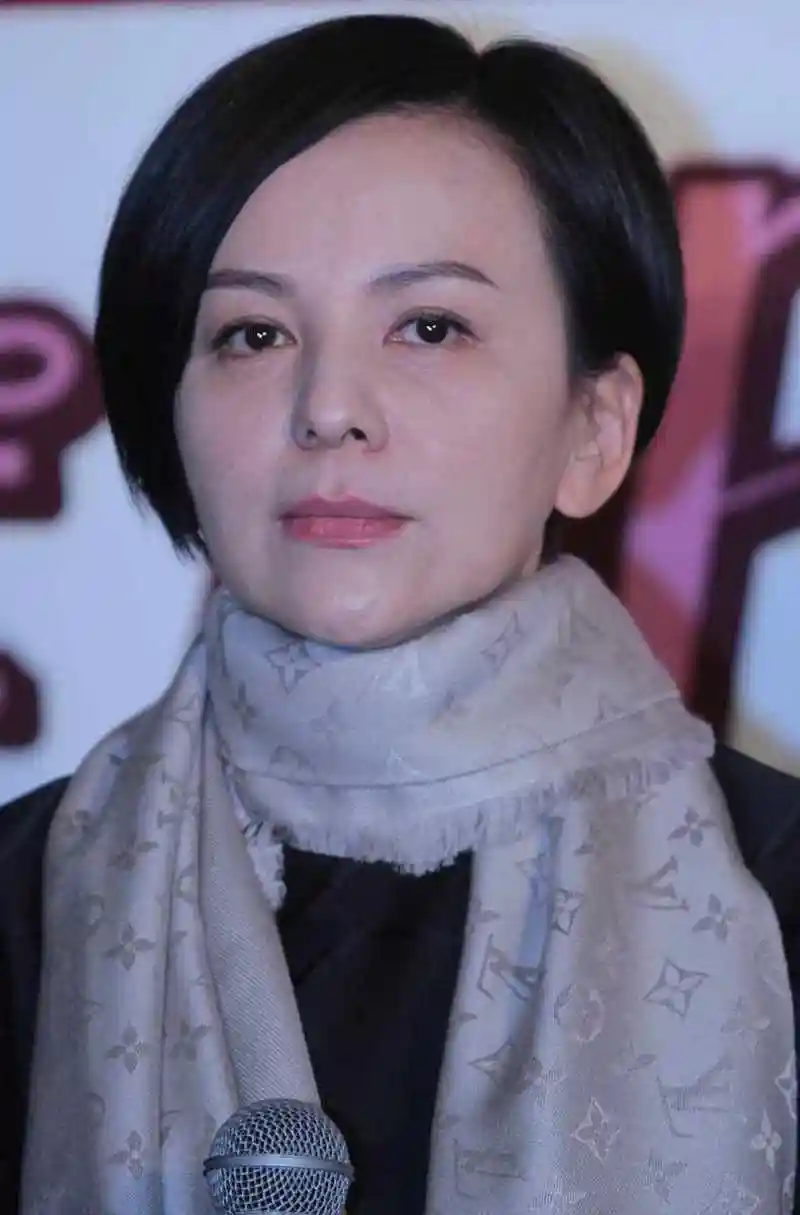 "王琳有些生气的说:"我没有拉皮!我很害怕拉皮,拉皮后会僵硬的!