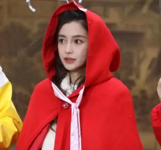 《奔跑吧黄河篇》路透,杨颖穿红色古风斗篷优雅,看到邓紫棋爱了