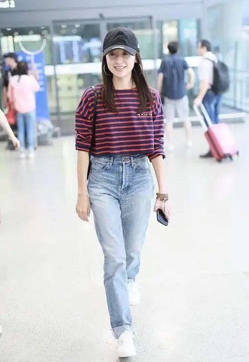 董洁穿条纹衬衫好休闲拎个大兜子就出门气质真的太温柔了