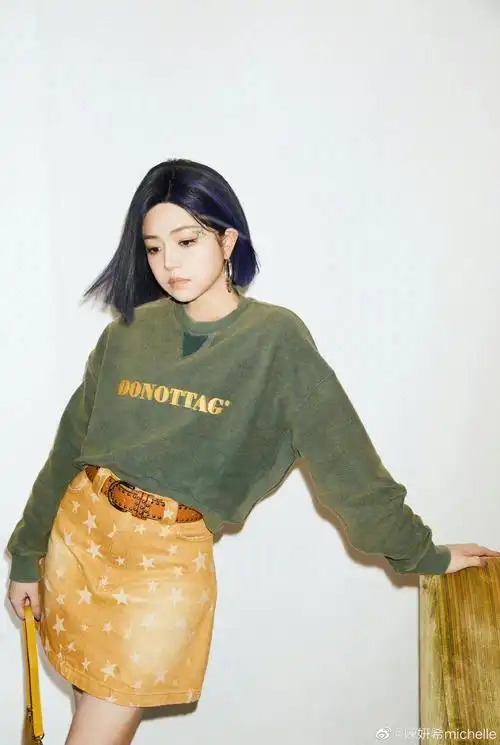 陈妍希终于换发型,蓝色挑染短发配星星眼妆,个性又时髦 - cosmedna