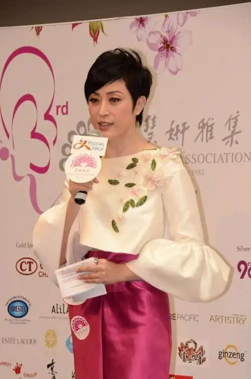 陈法蓉越老越有韵味穿绿色v领礼服端庄稳重高挑时髦真贵气