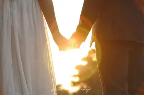 手牵手清新唯美情侣图片_一辈子的幸福