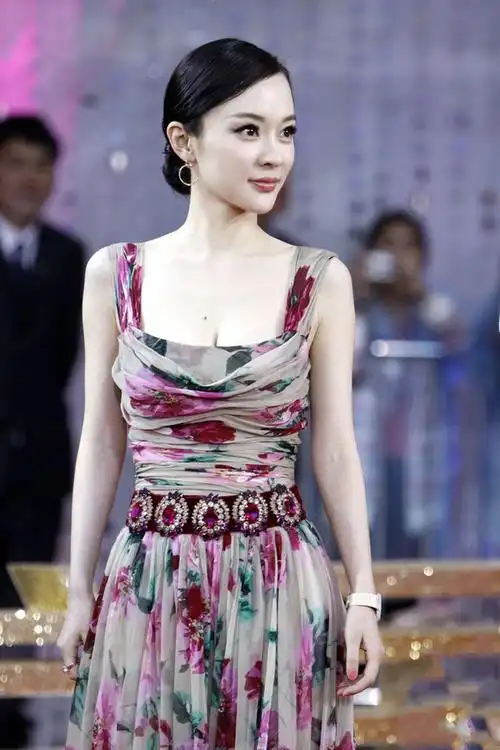 霍思燕早年走红毯身穿低胸裙傲人事业线脱颖而出可谓艳压群芳