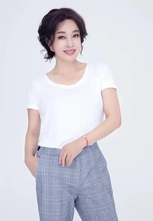 65岁刘晓庆又美出新高度穿背心配条纹套装剪了短发嫩回38岁