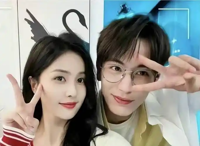 白鹿和张凌赫两人依旧在一起,由于两人都是上升期,再加上公司对谈恋爱