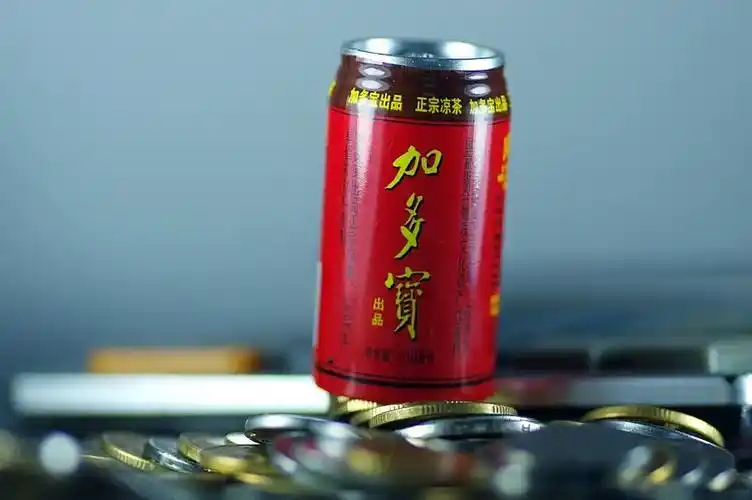 "中国好声音,这里是由加多宝冠名的中国好声音.