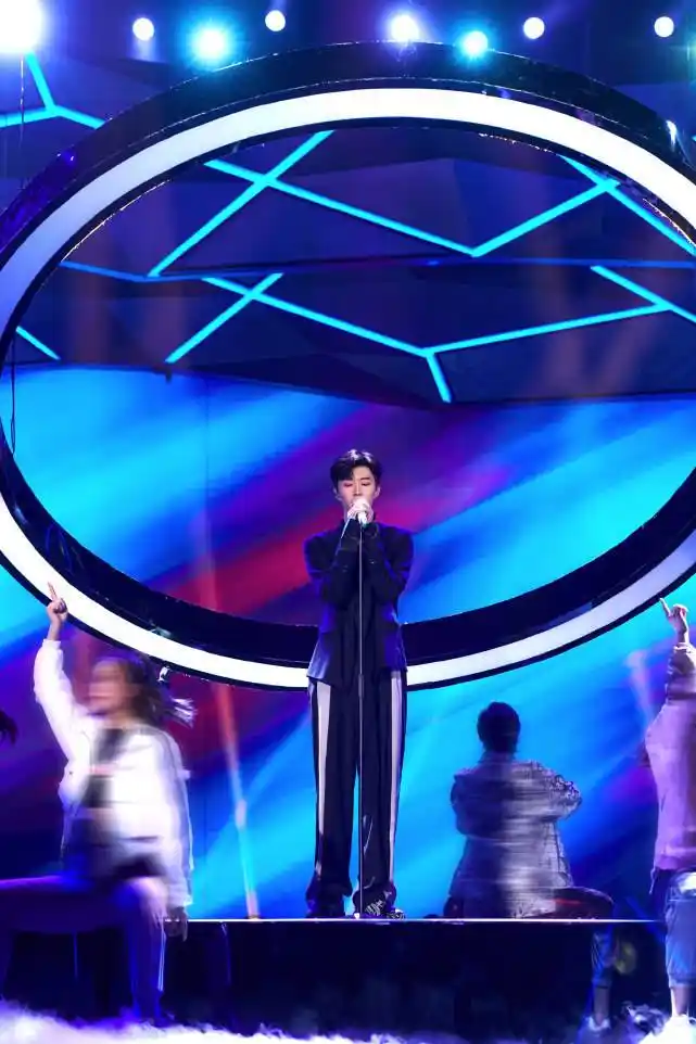 范丞丞快乐大本营预告照合照,快本舞台展现百变魅力,期待范丞丞