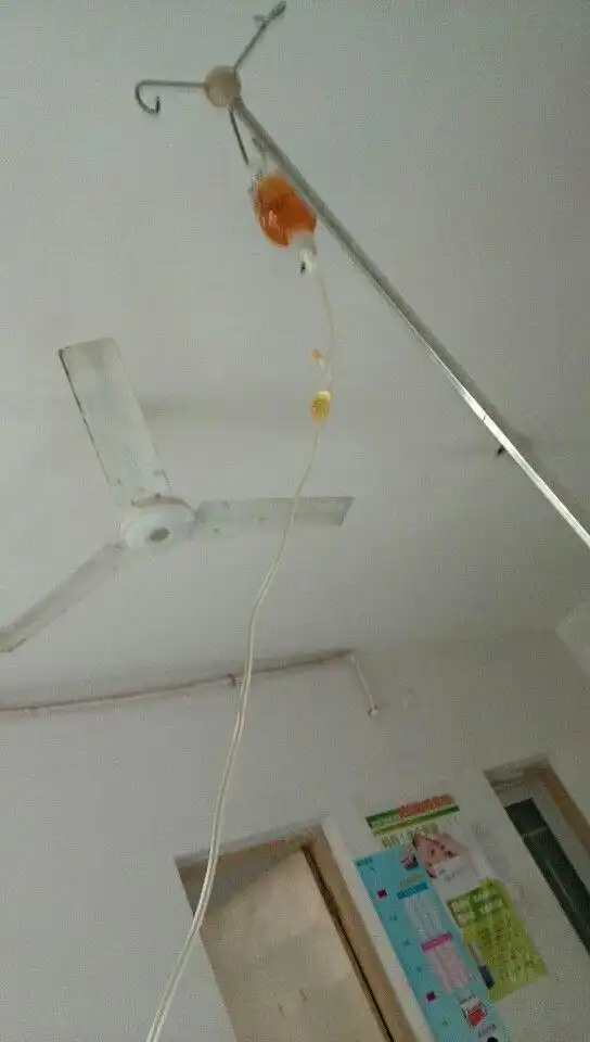 年近40的他孤独的躺在社区医院病床上 看着头上的吊瓶