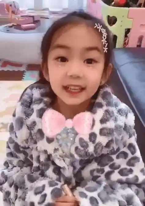 有种"基因"叫戚薇女儿,5岁学妈妈化妆,最新自拍照太可爱_lucky_长发