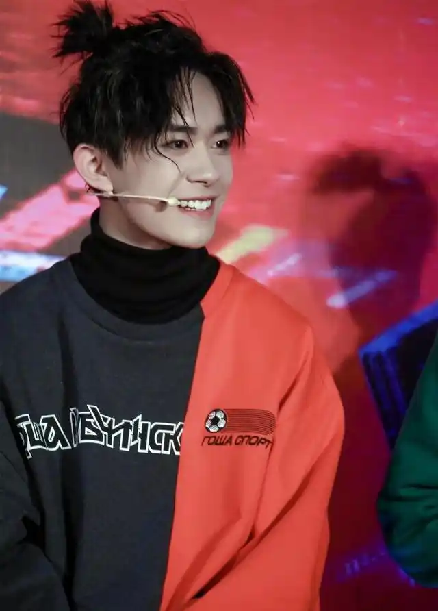 易烊千玺一身嘻哈装扮扎着朝天辫 搞怪卖萌十足的小鲜肉