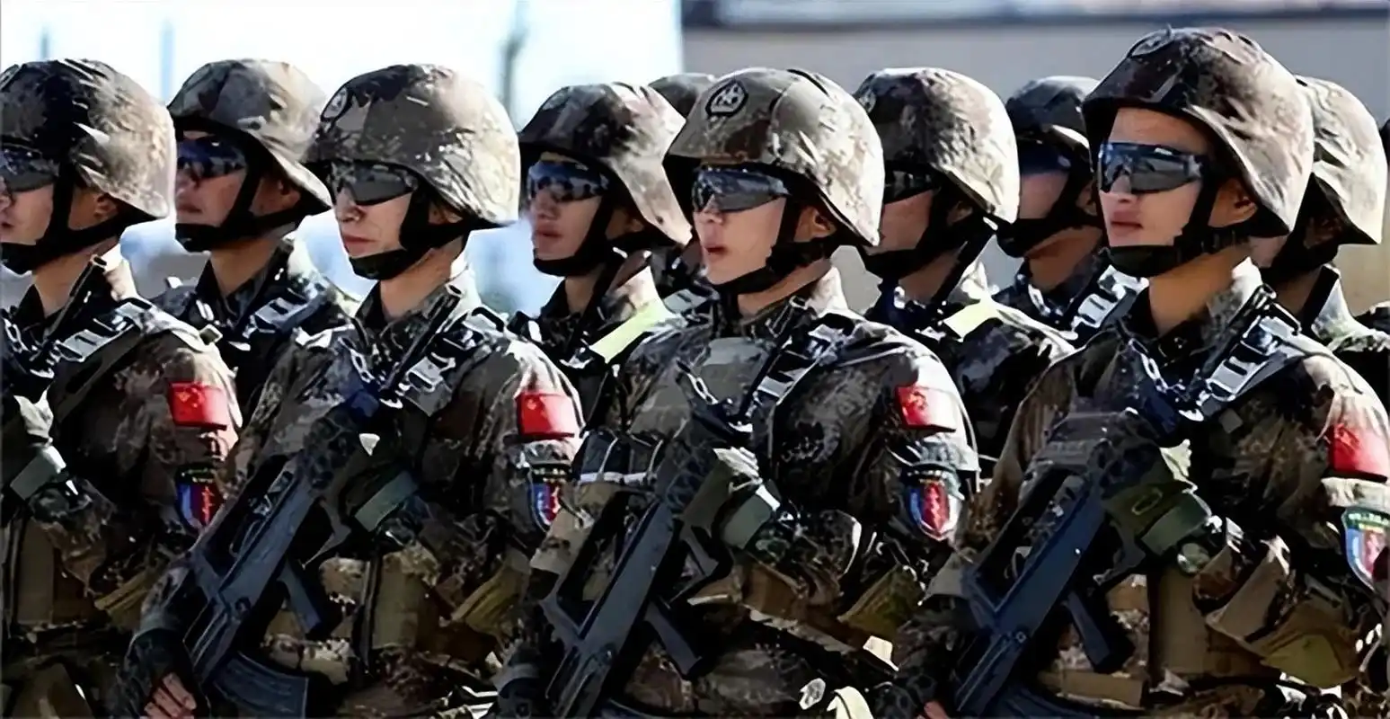 "还吹嘘中国陆军地表最强?部队说白了就是穷!不少中国士兵直到退伍都
