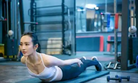 原创49岁闫妮瘦成佟丽娅体重不到100斤坦言减肥方法真的很简单