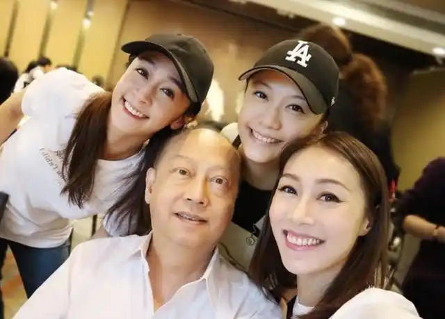 黄心颖姐姐晒合影,三姐妹同框庆祝父亲节,不见黄心颖身影