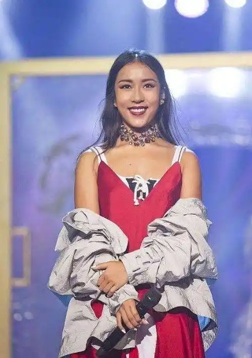 有一种"整容"叫吉克隽逸卸妆,素颜曝光:原来丑和黑真的没关系_网友