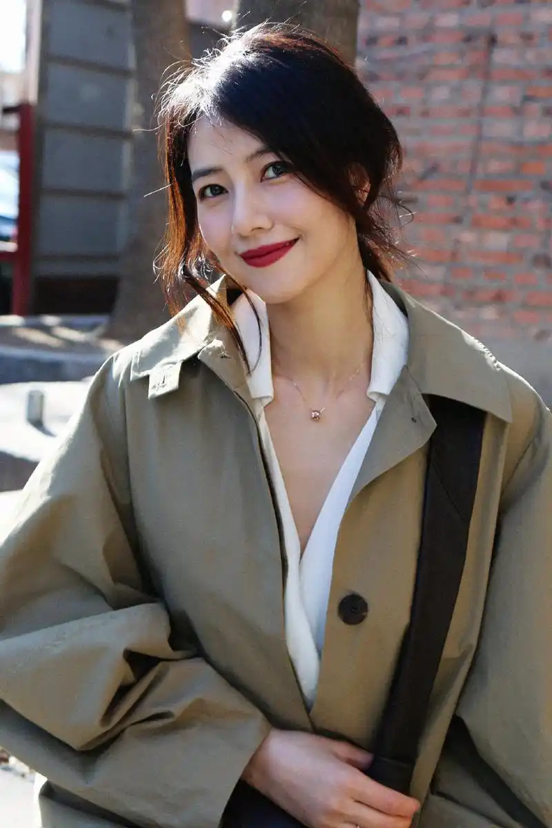 国民女神高圆圆换发型了,波波头扎起来更好看,明眸皓齿不老女神