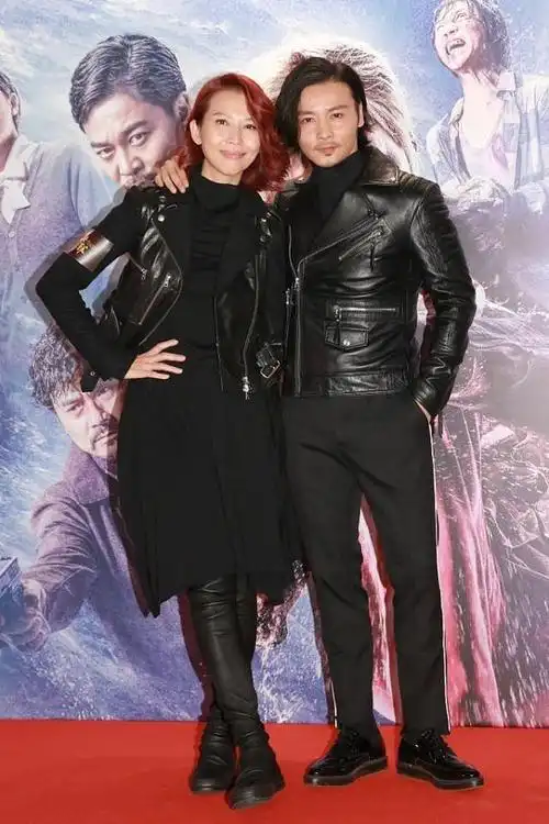 蔡少芬长发挺温柔的格纹大衣配破洞裤看着比张晋还高不少