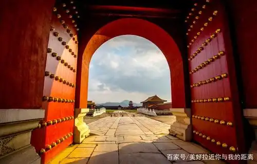 北京故宫大门上,几排密密麻麻的圆钉子有什么用?为什么不能摸?