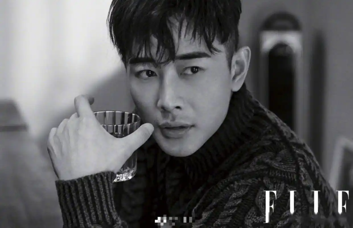 罗晋笑容下的眼神温暖又深邃,自由轻松的午后时光很让人迷醉!