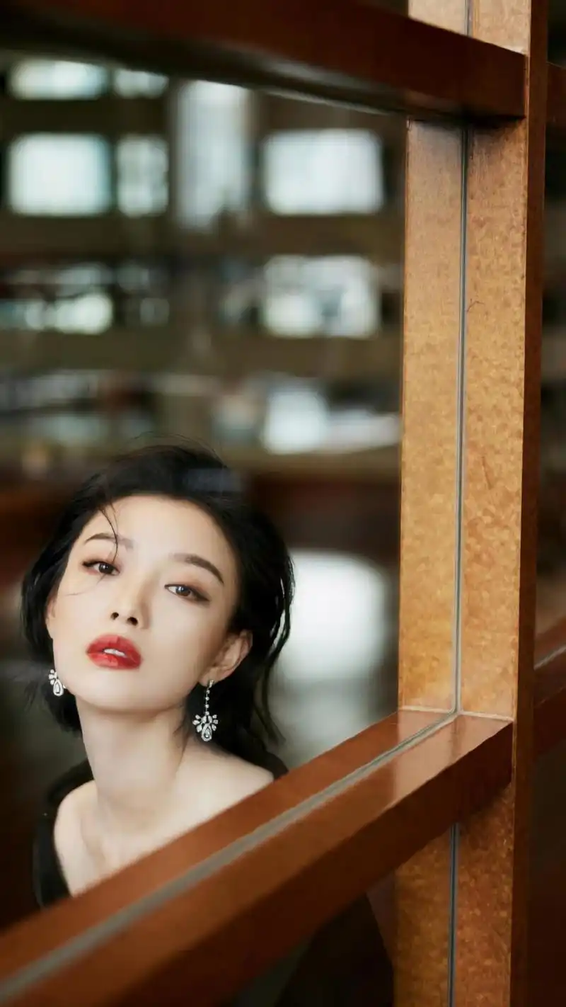 倪妮性感黑色深v上衣诱人写真