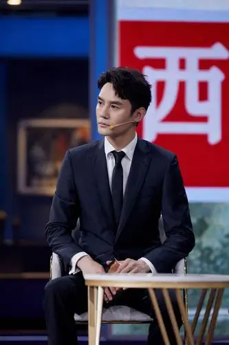 海报里的英雄王凯央视综艺首秀主持庄重大方获好评