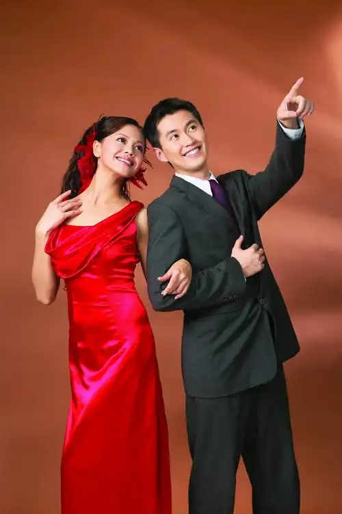 男女礼服pose图片姿势甜蜜爱人婚纱照礼服男女pose形态