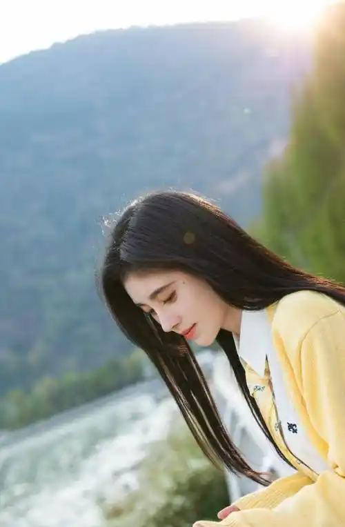 鞠婧祎穿时尚露腰装,与高颜值女助理同框,被吐槽没助理好看_头发_网友