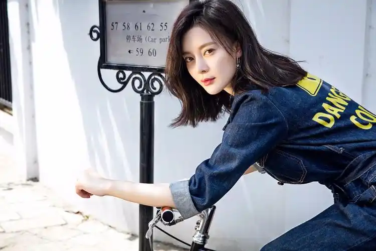 王瑞子牛仔look写真曝光 气质多样目光深邃个性范儿十足