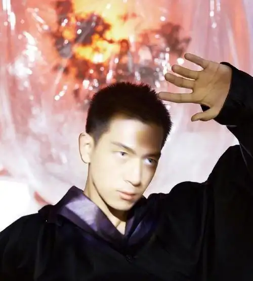 李现寸头#李现解锁新发型!寸头现男友好帅去!